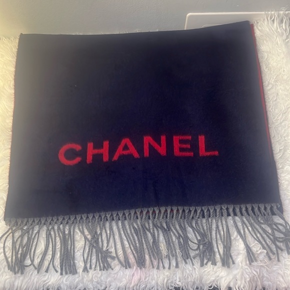 Chanel Cashmere scarf from Scotland - Picture 2 of 7